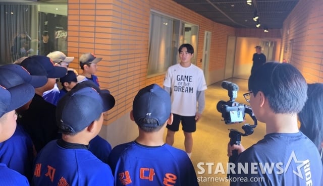 한화 오재원이 8일 대전한화생명볼파크에서 열린 제4회 한화이글스배 고교-대학 올스타전에서 대전 유천초 야구부원들을 만나 조언하고 있다. /사진=김동윤 기자