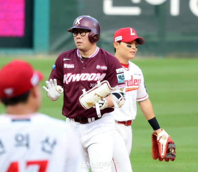 키움 2번타자 안치홍이 2일 인천SSG랜더스필드에서 열리는 2026KBO리그 키움히어로즈와 SSG랜더스 경기 3회초 2사 3루에서 베니지아노를 상대로 2루타를 뽑아내고 있다. 2026.06.02. /사진=강영조 cameratalks@