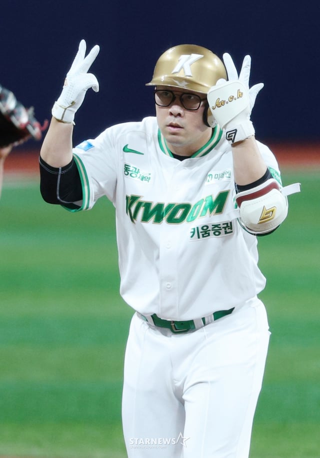 2026 신한 SOL KBO리그 키움 히어로즈 대 SSG 랜더스 경기가 21일 서울 고척스카이돔에서 열렸다. 키움 안치홍이 1회말 1사에서 우월 2루타를 날리고 출루한 후 세리머니를 하고 있다. /사진=김진경 kim.jinkyung@