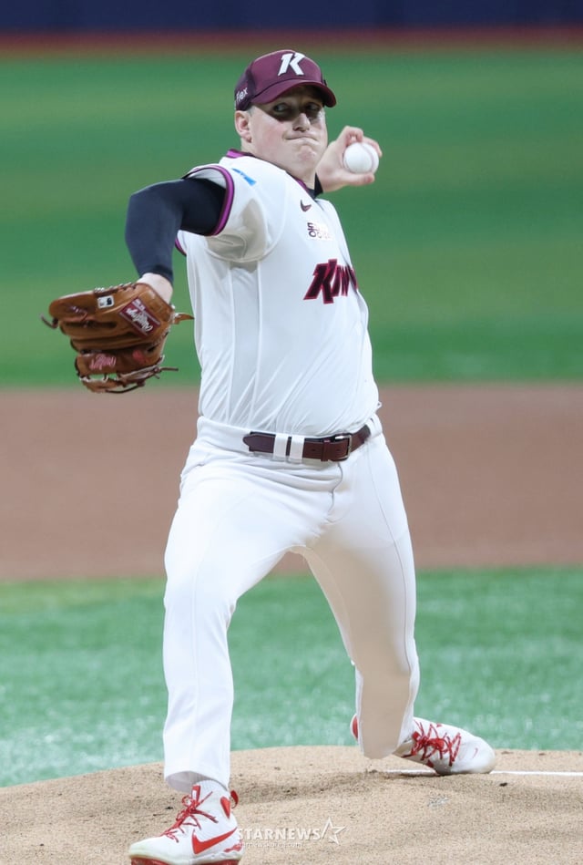 2026 신한 SOL KBO리그 키움 히어로즈 대 KIA 타이거즈 경기가 28일 서울 고척스카이돔에서 열렸다. 키움 선발 로젠버그가 역투하고 있다. /사진=김진경 kim.jinkyung@