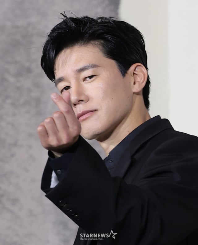 (서울=뉴스1) 권현진 기자 = 배우 김무열이 5일 서울 중구 앰배서더 서울 풀만 호텔에서 열린 넷플릭스 시리즈 '참교육'(감독 홍종찬) 제작발표회에서 포즈를 취하고 있다. '참교육'은 선넘는 학생, 교사, 학부모로 인해 무너진 대한민국의 교권과 교육현장을 지키기 위해 창설된 교권보호국의 통쾌하고 시원한 참교육을 그린 이야기다. 2026.6.5/뉴스1 Copyright © 뉴스1. All rights reserved. 무단 전재 및 재배포, AI학습 이용 금지. /사진=(서울=뉴스1) 권현진 기자