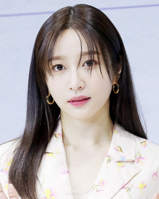 배우 안희연이 21일 오전 서울 종로구 JW 메리어트 동대문 스퀘어 서울에서 진행된 디즈니+ 오리지널 시리즈 '사랑이라 말해요' 제작발표회에 참석해 포즈를 취하고 있다.  '사랑이라 말해요'는 복수에 호기롭게 뛰어든 여자 우주와 복수의 대상이 된 남자 동진, 만나지 말았어야 할 두 남녀의 감성 로맨스로 오는 22일 디즈니+에서 공개된다. 2023.02.21