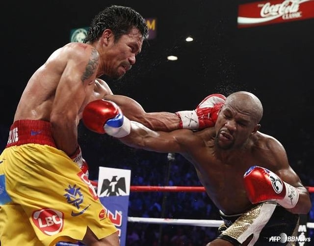Manny Pacquiao (left) and Floyd Mayweather in a matchup. /AFPBBNews=NEWS1
