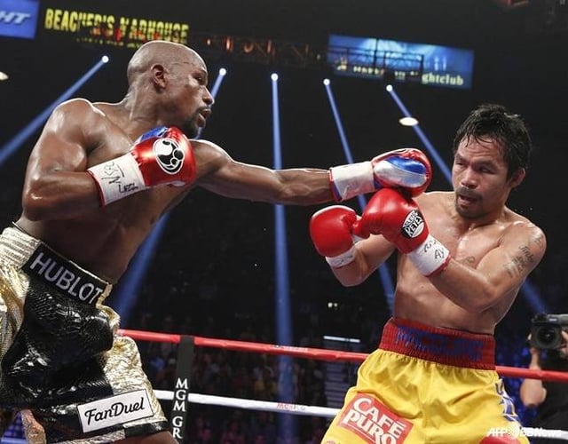 Manny Pacquiao (right) and Floyd Mayweather in a matchup. /AFPBBNews=NEWS1