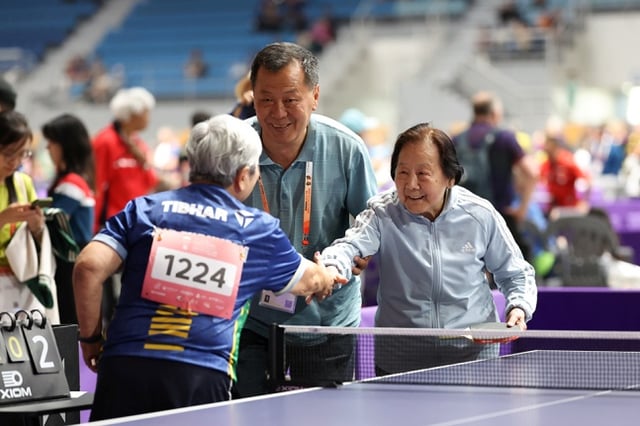 위엣 위 와 씨가 7일 강원도 강릉시 오발 경기장에서 열린 'XIOM 2026 강릉세계마스터즈탁구선수권대회'에서 세계 각국 참가자들과 교류하고 있다. /사진=XIOM 2026 강릉세계마스터즈탁구선수권대회 조직위 제공