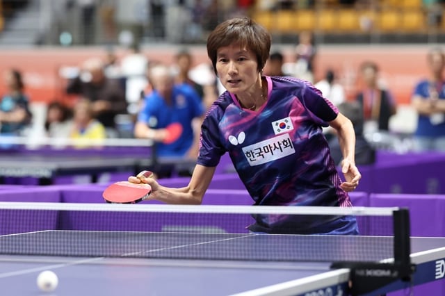 현정화 집행위원장이 7일 저녁 강원도 강릉시 오발(스피드스케이팅경기장)에서 열린 'XIOM 2026 강릉세계마스터즈탁구선수권대회' 여자 55~59세부 단식 예선 4그룹에서 오랜만에 라켓을 쥐었다. /사진=XIOM 2026 강릉세계마스터즈탁구선수권대회 조직위 제공