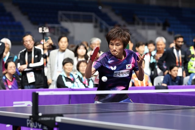 현정화 집행위원장이 7일 저녁 강원도 강릉시 오발(스피드스케이팅경기장)에서 열린 'XIOM 2026 강릉세계마스터즈탁구선수권대회' 여자 55~59세부 단식 예선 4그룹에서 오랜만에 라켓을 쥐었다. /사진=XIOM 2026 강릉세계마스터즈탁구선수권대회 조직위 제공