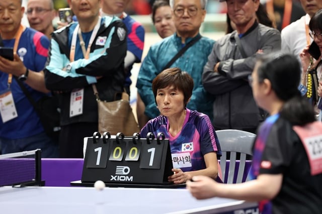 현정화 집행위원장이 7일 저녁 강원도 강릉시 오발(스피드스케이팅경기장)에서 열린 'XIOM 2026 강릉세계마스터즈탁구선수권대회' 여자 55~59세부 단식 예선 4그룹 경기를 지켜보고 있다. /사진=XIOM 2026 강릉세계마스터즈탁구선수권대회 조직위 제공