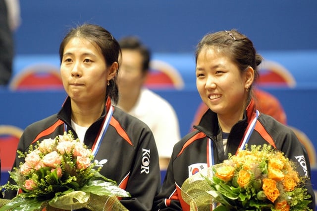 현역 시절 김경아 코치(왼쪽)와 박미영 복식조. 2007년 자그레브 세계탁구선수권대회 동메달 수상 직후. /사진=XIOM 2026 강릉세계마스터즈탁구선수권대회 조직위 제공