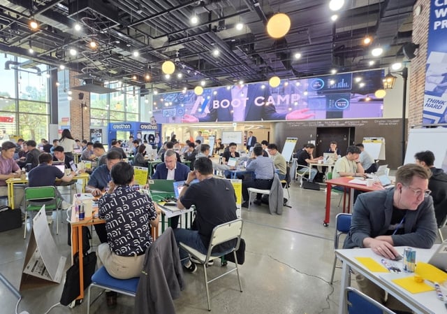 Executives from Samsung affiliates are receiving intensive AI training at the Human Resources Development Institute's Innovation Hall. /Photo provided by Samsung Electronics