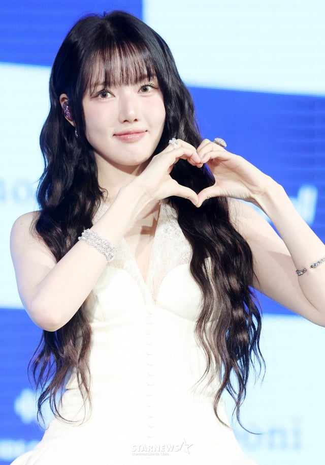 그룹 여자친구 출신 가수 예린이 9일 서울 마포구 롤링홀에서 진행된 네 번째 미니앨범 'REACH YOU' 발매 기념 쇼케이스에서 멋진 무대를 선보이고 있다. /2026.06.09 /사진=김휘선 hwijpg@