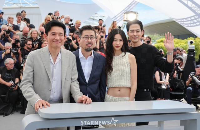(칸=뉴스1) 이준성 특파원 = 제79회 칸 국제영화제가 열리고 있는 18일(현지시간) 프랑스 남부 소도시 칸 팔레 데 페스티발(Palais des Festivals)에서 열린 경쟁부문 진출작 ‘호프’ 포토콜에서 배우 황정민, 나홍진 감독, 정호연, 조인성이 포즈를 취하고 있다. 2026.5.18/뉴스1 Copyright © 뉴스1. All rights reserved. 무단 전재 및 재배포, AI학습 이용 금지. /사진=(칸=뉴스1) 이준성 특파원