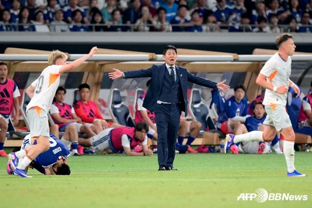 모리야스 하지메 일본 축구 대표팀 감독(가운데)이 지난달 31일 아이슬란드와 평가전에서 선수가 쓰러지자 심판에게 항의하고 있다. /AFPBBNews=뉴스1