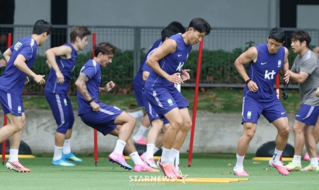 훈련 중인 한국 축구대표팀 선수들. /사진=김진경 대기자