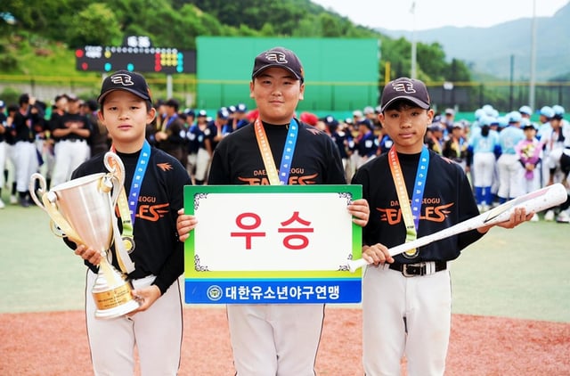 우승을 차지한 대전서구유소년야구단 선수들. /사진=대한유소년야구연맹