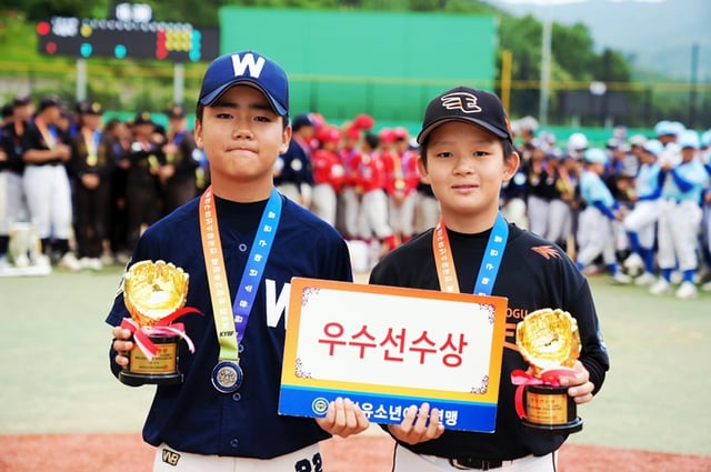 우수선수상을 받은 황지후(왼쪽·경기 휘문아카데미유소년야구단)와 이규하(대전서구유소년야구단). /사진=대한유소년야구연맹