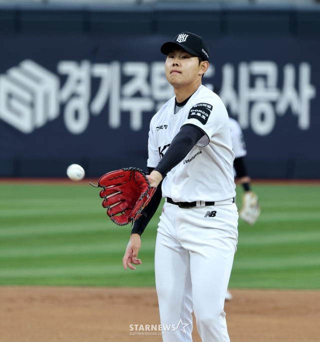 KT 우완투수 소형준이 29일 수원KT위즈파크에서 열린 2026KBO리그 LG트윈스와  KT위즈 경기에서 선발로 나와 역투하고 있다.   2026.04.29. /사진=강영조 cameratalks@