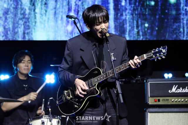 가수 이승윤이 3일 오후 서울 마포구 예스24 원더로크홀에서 정규 3집 선발매 앨범 '역성' 쇼케이스를 열고 타이틀곡 '폭포'를 선보이고 있다. 2024.07.03 /사진=임성균