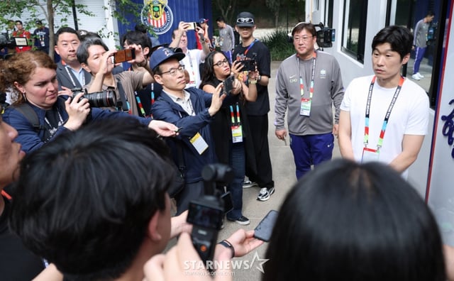 대한민국 축구 국가대표팀이 2026 북중미월드컵을 하루 앞준 10일, 멕시코 과달라하라 치바스 베르데 바예에서 훈련을 진행했다.  박지성 해설위원이 훈련장을 찾아 취재진 인터뷰에 응하고 있다. /사진=김진경 대기자