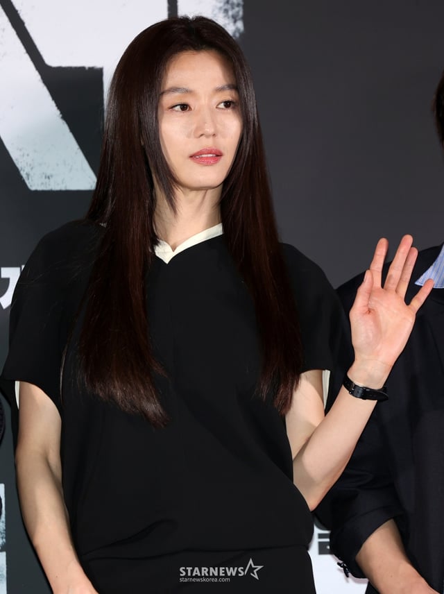 (서울=뉴스1) 김진환 기자 = 배우 전지현이 20일 서울 용산구 CGV용산아이파크몰에서 열린 영화 '군체' 기자간담회에 참석해 포즈를 취하고 있다. '군체'는 정체불명의 감염사태로 봉쇄된 건물 안, 고립된 생존자들이 예측할 수 없는 형태로 진화하는 감염자들에 맞서 벌이는 사투를 그린 작품으로 오는 21일 개봉한다. 2026.5.20/뉴스1 Copyright © 뉴스1. All rights reserved. 무단 전재 및 재배포, AI학습 이용 금지. /사진=(서울=뉴스1) 김진환 기자