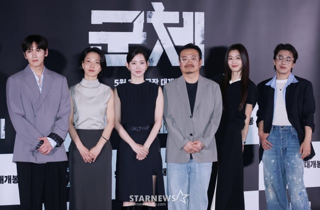 배우 지창욱, 김신록, 신현빈, 연상호 감독, 배우 전지현, 구교환이 20일 오후 서울 CGV용산아이파크몰에서 진행된 영화 '군체'(감독 연상호) 언론배급시사회에 참석해 포즈를 취하고 있다. /2026.05.20 /사진=이동훈 photoguy@