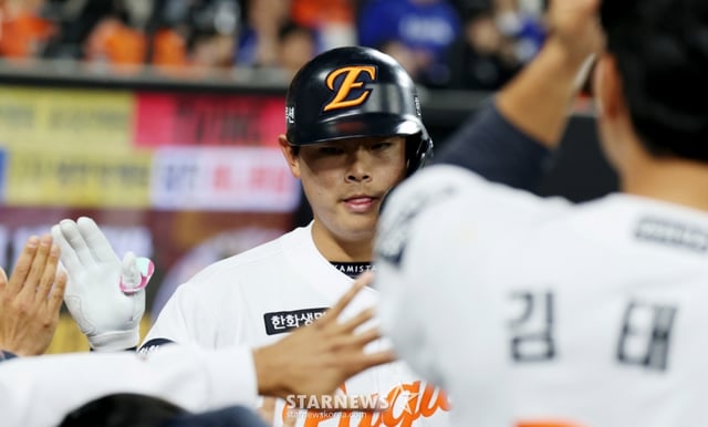 한화 8번타자 허인서가 15일 대전한화생명볼파크에서 열리는 2026KBO리그 한화이글스와 삼성라이온즈 경기 6회말 1사 1루에서 백정현을 상대로 2점홈런을 터트린 후 홈인하고 있다. 2026.04.15. /사진=강영조 선임기자