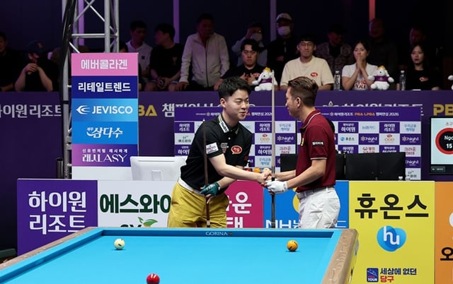 김영원(왼쪽)이 11일 강원도 정선군 하이원리조트 그랜드호텔 컨벤션타워에서 열린 프로당구 2026-2027시즌 2차 투어 '국민의 행복쉼터 하이원리조트 PBA-LPBA 챔피언십' PBA 결승을 앞두고 응오딘나이와 선전을 다짐하는 악수를 나누고 있다. /사진=PBA 투어 제공