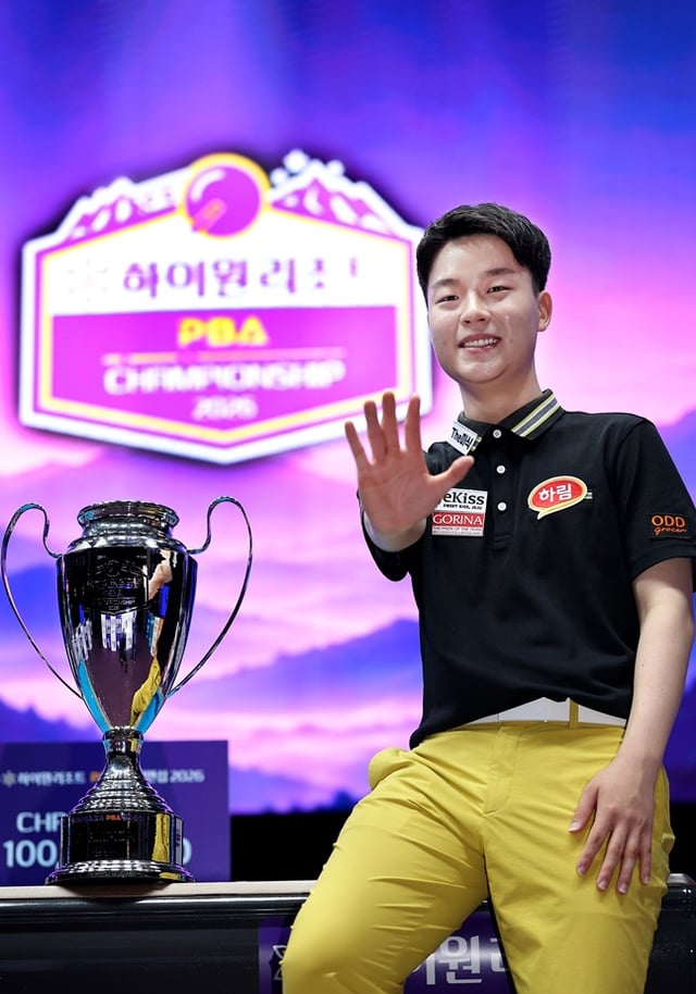 김영원이 11일 강원도 정선군 하이원리조트 그랜드호텔 컨벤션타워에서 열린 프로당구 2026-2027시즌 2차 투어 '국민의 행복쉼터 하이원리조트 PBA-LPBA 챔피언십' PBA에서 우승을 차지한 뒤 '상금 5억원'을 의미하는 손가락 5개를 펼쳐보이고 있다. /사진=PBA 투어 제공