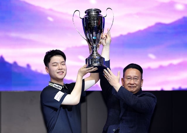 김영원(왼쪽)이 11일 강원도 정선군 하이원리조트 그랜드호텔 컨벤션타워에서 열린 프로당구 2026-2027시즌 2차 투어 '국민의 행복쉼터 하이원리조트 PBA-LPBA 챔피언십' PBA 결승에서 승리한 뒤 전제만 강원랜드 ESG 상생본부장 직무대행과 함께 트로피를 들어올리고 있다. /사진=PBA 투어 제공