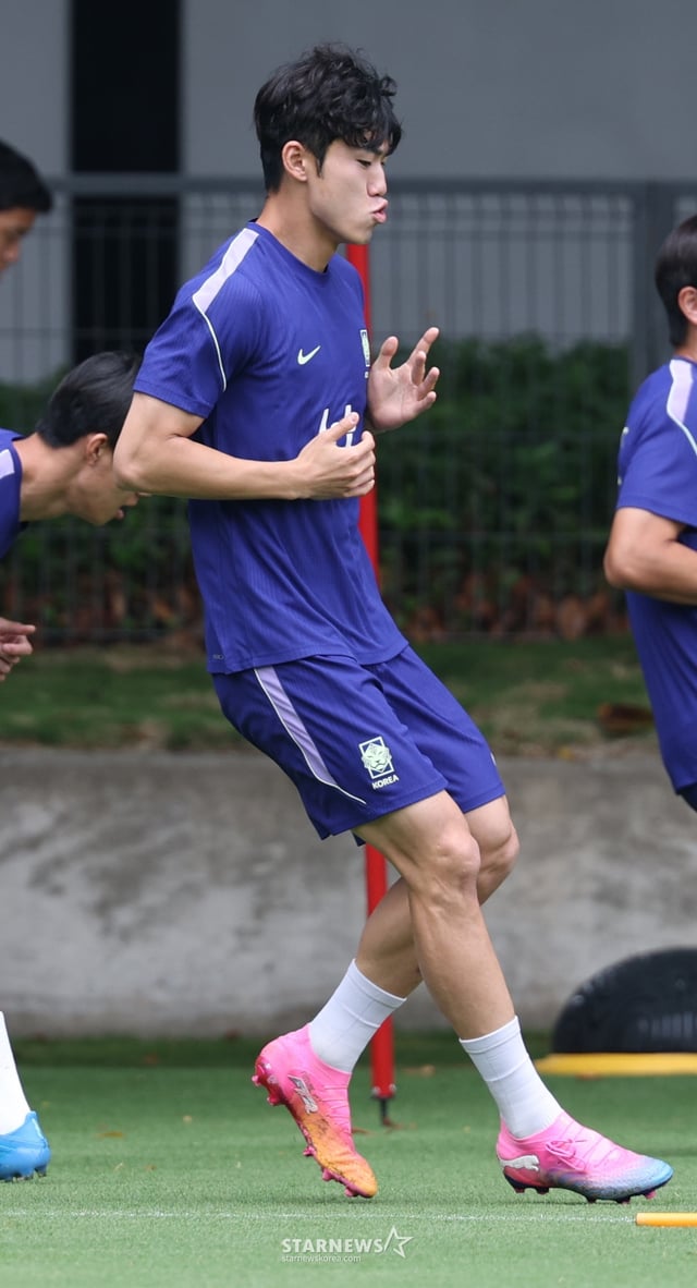 The South Korean national football team conducted training at Chivas Verde Valle in Guadalajara, Mexico, in preparation for the North, Central America and Caribbean World Cup finals. Lee Ki-hyuk warming up. /Photo=Chief correspondent Kim Jin-kyung