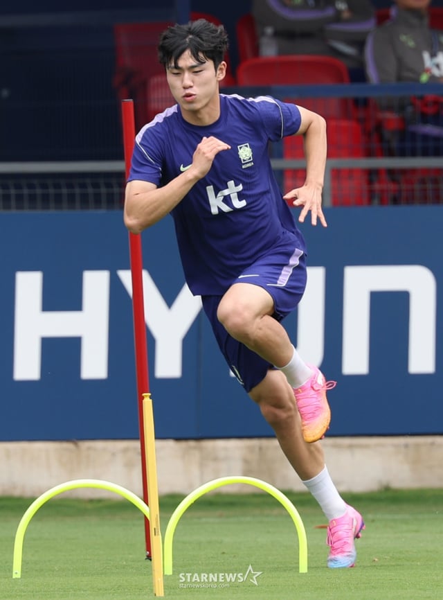 The South Korean national football team conducted training at Chivas Verde Valle in Guadalajara, Mexico, in preparation for the North, Central America and Caribbean World Cup finals. Lee Ki-hyuk sprinting. /Photo=Chief correspondent Kim Jin-kyung