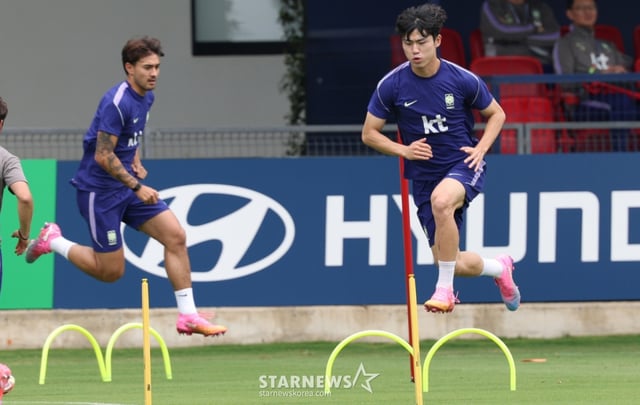 The South Korean national football team conducted training at Chivas Verde Valle in Guadalajara, Mexico, in preparation for the North, Central America and Caribbean World Cup finals. Jens Castrof (left) and Lee Ki-hyuk. /Photo=Chief correspondent Kim Jin-kyung