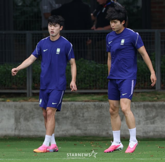 The South Korean national football team conducted training at Chivas Verde Valle in Guadalajara, Mexico, in preparation for the North, Central America and Caribbean World Cup finals. Left-footed center-back line: Lee Ki-hyuk (left) and Kim Taehyun. /Photo=Chief correspondent Kim Jin-kyung