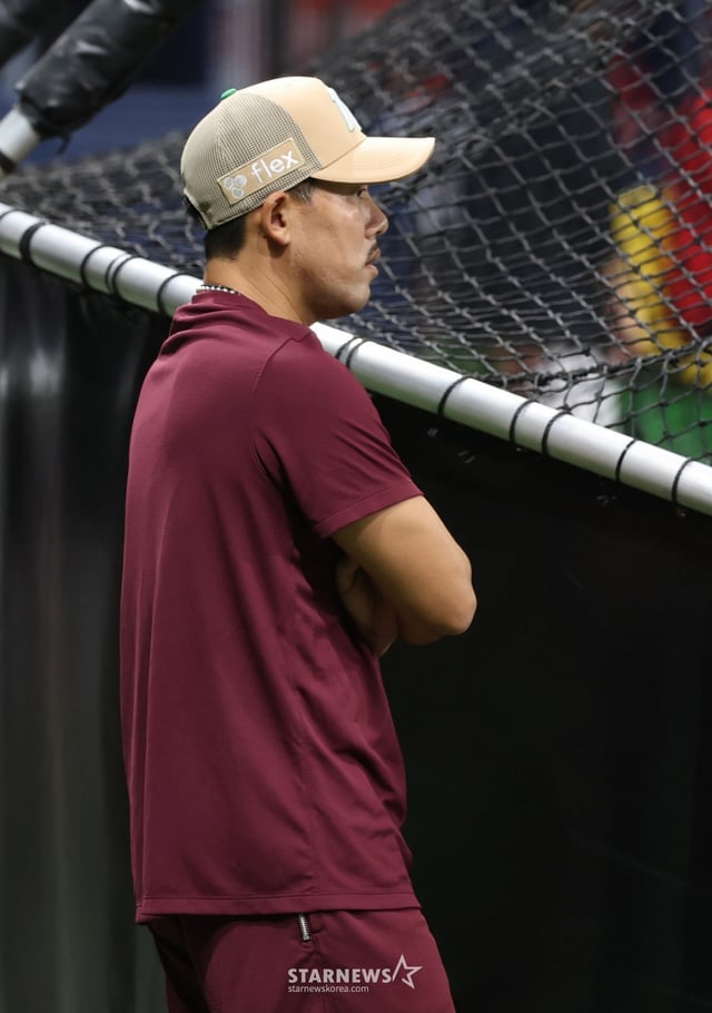 2026 신한 SOL KBO리그 키움 히어로즈 대 SSG 랜더스 경기가 21일 서울 고척스카이돔에서 열렸다. 키움 이용규 코치가 선수들의 훈련을 바라보고 있다. /사진=김진경 kim.jinkyung@