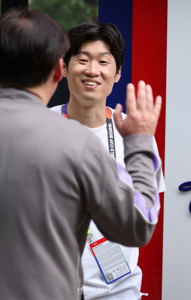韩国国家足球队于2026北中美世界杯前一天的10日,在墨西哥瓜达拉哈拉奇巴斯维尔德巴耶进行了训练。  图为朴知晟解说员来到训练场，正与协会负责人交谈。 =照片:金镇京。