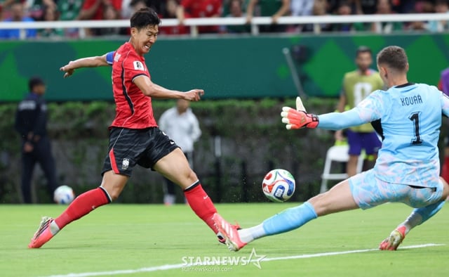 2026 북중미월드컵 A조 예선 대한민국-체코전이 12일(한국 시간) 멕시코 과달라하라 에스타디오 아크론에서 열렸다. 손흥민이 체코 골키퍼 마테아와 일대일 상황에서 슈팅을 날리고 있다. /사진=김진경 대기자
