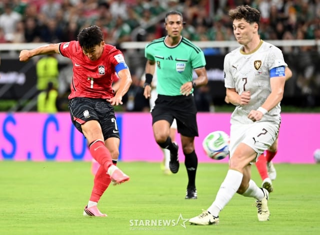 2026 북중미월드컵 A조 예선 대한민국-체코전이 12일(한국 시간) 멕시코 과달라하라 에스타디오 아크론에서 열렸다. 손흥민이 체코 크레이치를 제치고 슈팅을 날리고 있다. /사진=김진경 대기자