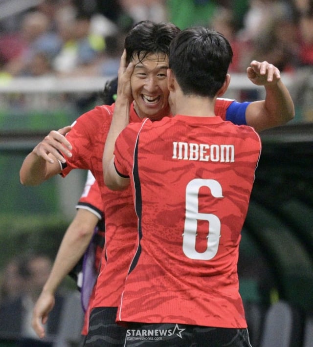 2026 북중미월드컵 A조 예선 대한민국-체코전이 12일(한국 시간) 멕시코 과달라하라 에스타디오 아크론에서 열렸다.  황인범이 동점골을 터트린 후 손흥민과 기뻐하고 있다. /사진=김진경 대기자.
