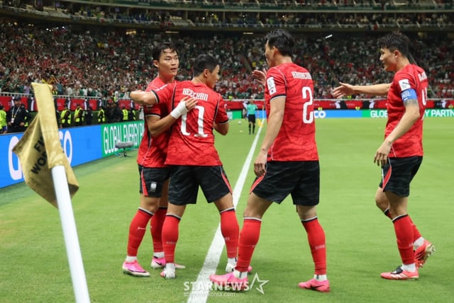 2026 북중미월드컵 A조 예선 대한민국-체코전이 12일(한국 시간) 멕시코 과달라하라 에스타디오 아크론에서 열렸다. 오현규가 역전골을 터트린 후 동료들과 기뻐하고 있다. /사진=김진경 대기자