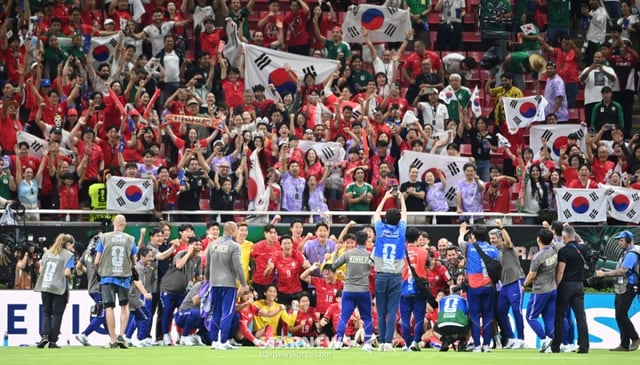 2026 북중미월드컵 A조 예선 대한민국-체코전이 12일(한국 시간) 멕시코 과달라하라 에스타디오 아크론에서 열렸다. 손흥민을 비롯한 선수들이 체코에 2-1로 극저인 역전 승리를 거둔 후 응원단에 인사한 후 기념촬영을 하고 있다. /사진=김진경 대기자