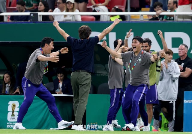 The 2026 FIFA World Cup Americas Group A qualifier between South Korea and the Czech Republic was held on the 12th (Korea time) at Estadio Akron in Guadalajara, Mexico. Coach Hong Myung-bo is seen celebrating with the team after the final whistle blew in a 2-1 victory. /Photo=Chief correspondent Kim Jin-kyung