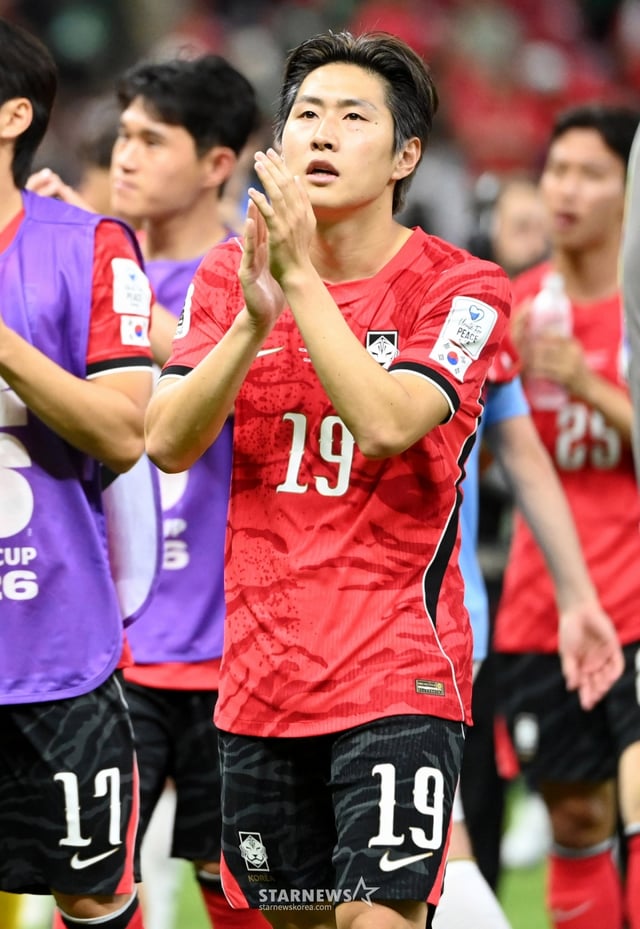 2026 북중미월드컵 A조 예선 대한민국-체코전이 12일(한국 시간) 멕시코 과달라하라 에스타디오 아크론에서 열렸다. 이강인이 경기 종료 후 응원단에 인사하고 있다. /사진=김진경 kim.jinkyung@
