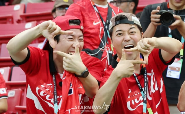2026 북중미월드컵 A조 예선 대한민국-체코전이 12일(한국 시간) 멕시코 과달라하라 에스타디오 아크론에서 열렸다. 전현무와 양세찬이 붉은악마가 돼 열띤 응원을 펼치고 있다. /사진=김진경 kim.jinkyung@