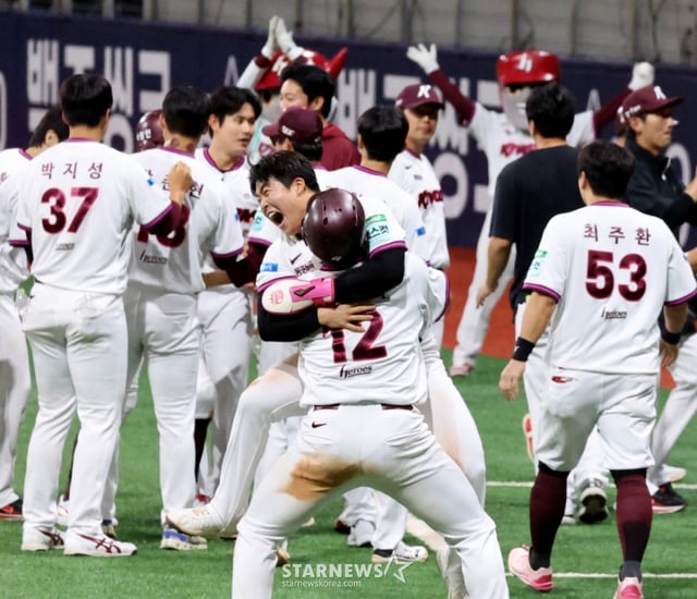 9회말 대타로 나와 추격점을 올린 키움 여동욱이 12일 고척스카이돔에서 열리는 2026KBO리그 키움히어로즈와 한화이글스 경기에서 승리한 후 김건희에 안기며 환호하고 있다. 2026.06.12. /사진=강영조 cameratalks@