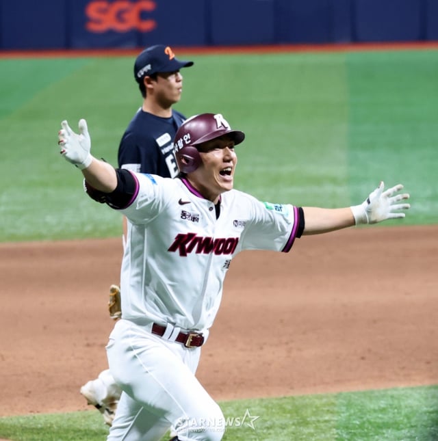 키움 리드오프 서건창이 12일 고척스카이돔에서 열리는 2026KBO리그 키움히어로즈와 한화이글스 경기 9회말 2사 1,2루에서 우중간을 가르는 2타점 끝내기 안타를 터트린 후 동료들과 기쁨을 만끽하고 있다. 2026.06.12. '나 잡을 수 있겠어!' 고양까지 달려갈 기세로~~~ 너무 기쁜 나머지 더그아웃으로 바로 퇴장했던 서건창이 뒤늦게 그라운드에 나와 수훈선수인터뷰를 하고 있다. /사진=강영조 cameratalks@