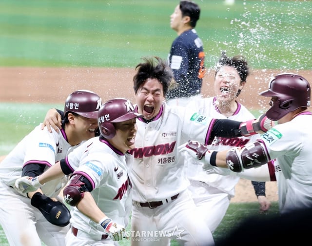 키움 리드오프 서건창이 12일 고척스카이돔에서 열리는 2026KBO리그 키움히어로즈와 한화이글스 경기 9회말 2사 1,2루에서 우중간을 가르는 2타점 끝내기 안타를 터트린 후 동료들과 기쁨을 만끽하고 있다. 2026.06.12. /사진=강영조 cameratalks@