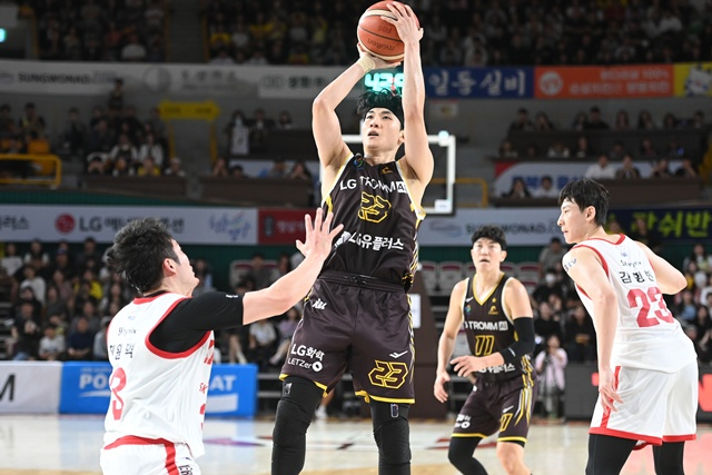 경기에 집중하는 배병준(가운데). /사진=KBL 제공