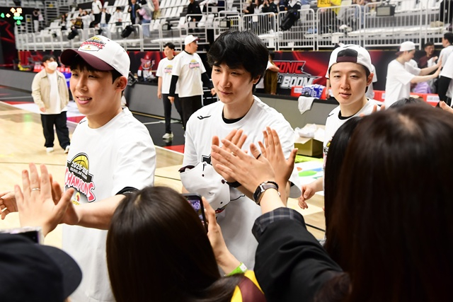 팬들과 인사하는 배병준(가운데). /사진=KBL 제공