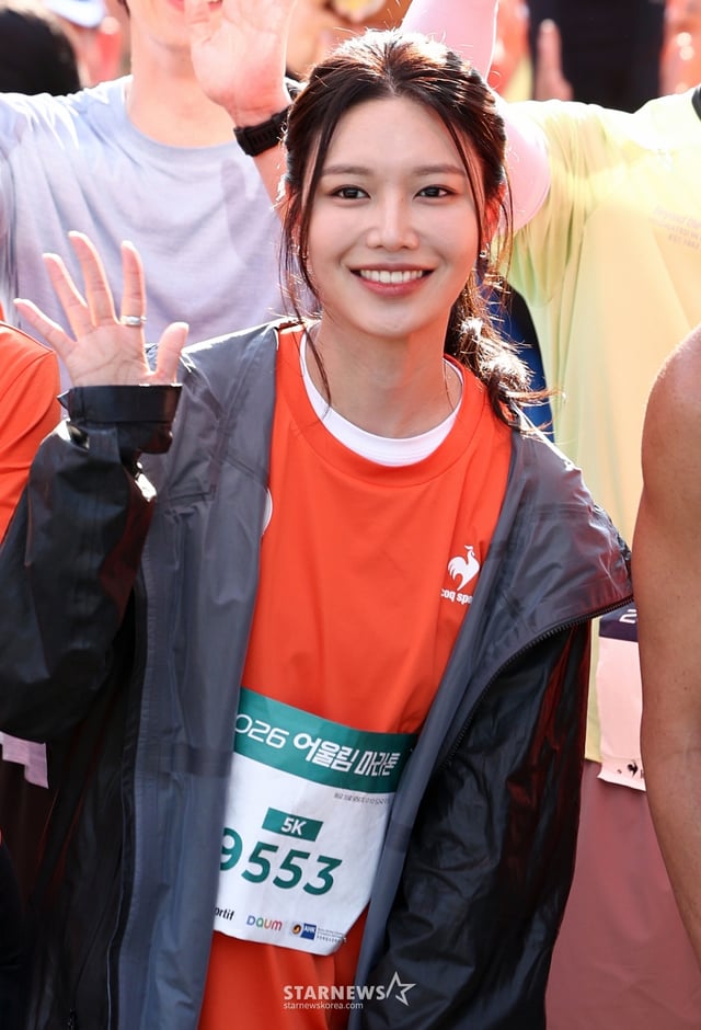 (서울=뉴스1) 최지환 기자 = 소녀시대 출신 배우 최수영이13일 오전 서울 마포구 월드컵공원 평화의 광장에서 '시각장애인과 함께하는 어울림 마라톤'에 참석해 기념촬영을 하고 있다. 2026.6.13/뉴스1  Copyright © 뉴스1. All rights reserved. 무단 전재 및 재배포,  AI학습 이용 금지. /사진=(서울=뉴스1) 최지환 기자