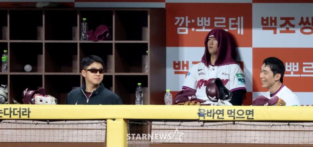 서건창이  12일 고척스카이돔에서 열리는 2026KBO리그 키움히어로즈와 한화이글스 경기 6회말 솔로홈런을 터트리며 시즌 1호홈런을 신고했다. 하지만 안우진 등 키움 선수들은 무관심세리머니로 베테랑의 1호홈런에 깜짝선물을 하고 있다.   2026.06.12 /사진=강영조 cameratalks@